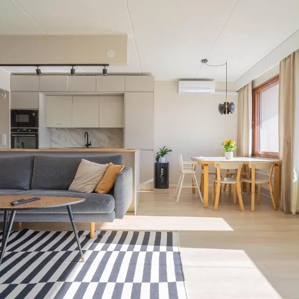 Moderni saunallinen asunto keskustassa ilmaisella parkkipaikalla、ヤルヴェンパーのホテル