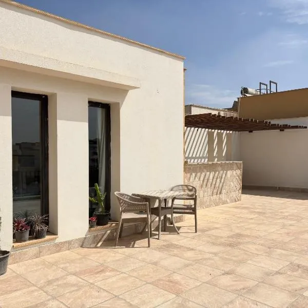 Modern Rooftop Studio in Westown, Sheikh Zayed - Near GEM & SPX Airport, Hotel in Sheikh Zayed
