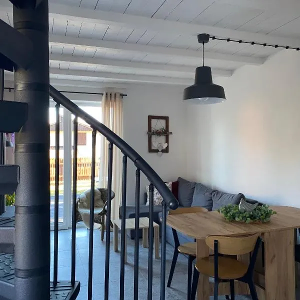 Dom Przy Lesie Zielonowo, hótel í Zieleniak