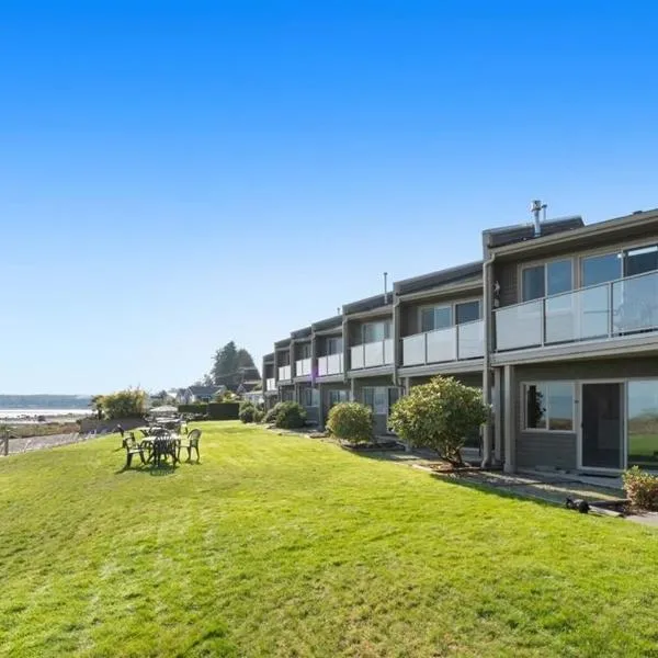 Beachfront King Bed Studio Suite, Hotel in Qualicum Beach