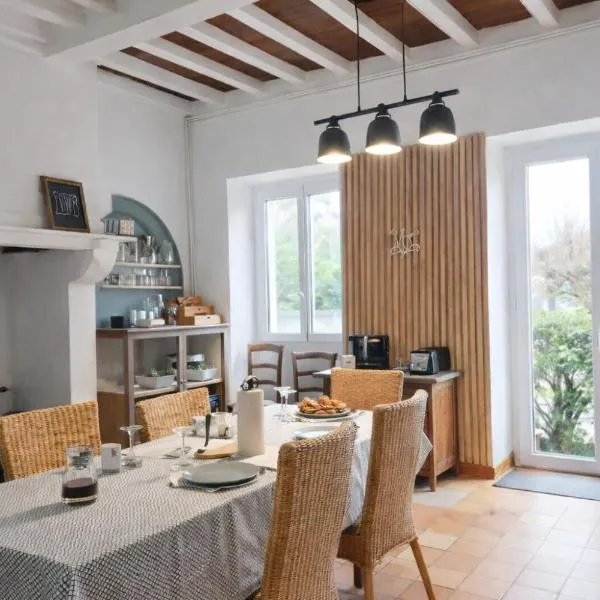 Superbe maison de ville 4 étoiles rénovée 4 chambres extérieur tout à pied, готель у місті Monein