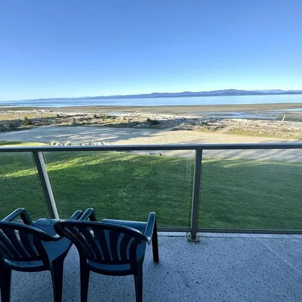 Oceanfront Studio with Loft - amazing views!, Hotel in Qualicum Beach