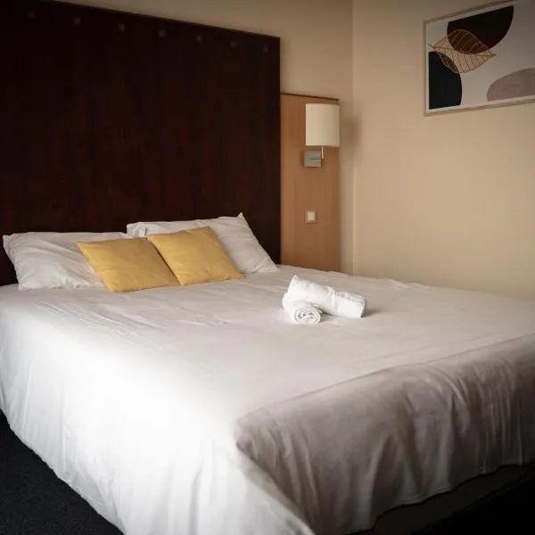 Logis Hôtel & Restaurant Le Cheval Blanc et Clovis โรงแรมในVouillé