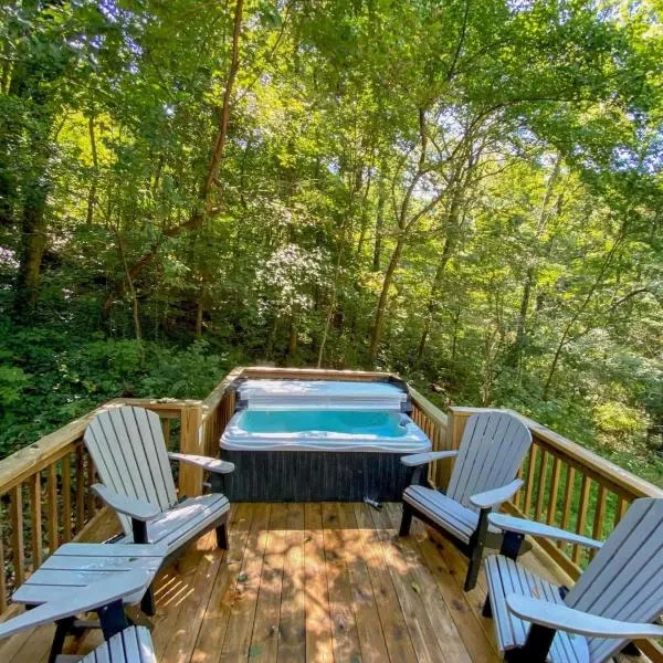 Nana Cabin Tiny Log Home Comfort In Rustic Bliss, Hotel in Chattanooga