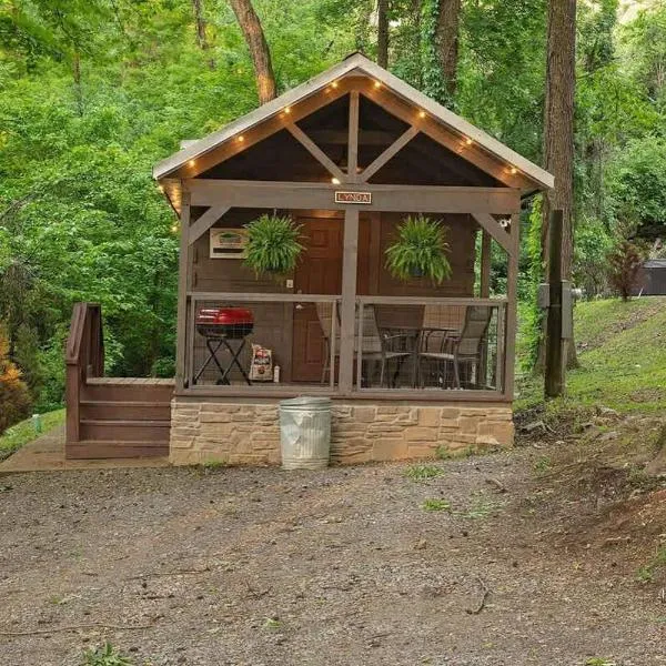 Tiny Cabin Village Private Hot Tub Lynda Cabin, hotel din Chattanooga
