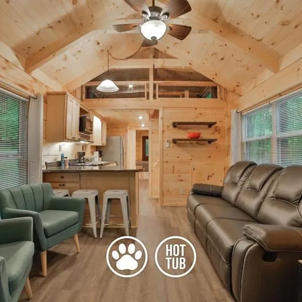 Stefan Cabin Nature-nested Tiny Home Hot Tub, Hotel in Chattanooga