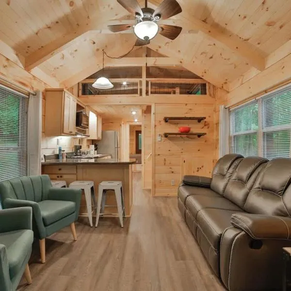 Stefan Cabin Nature-nested Tiny Home Hot Tub, hotel din Chattanooga