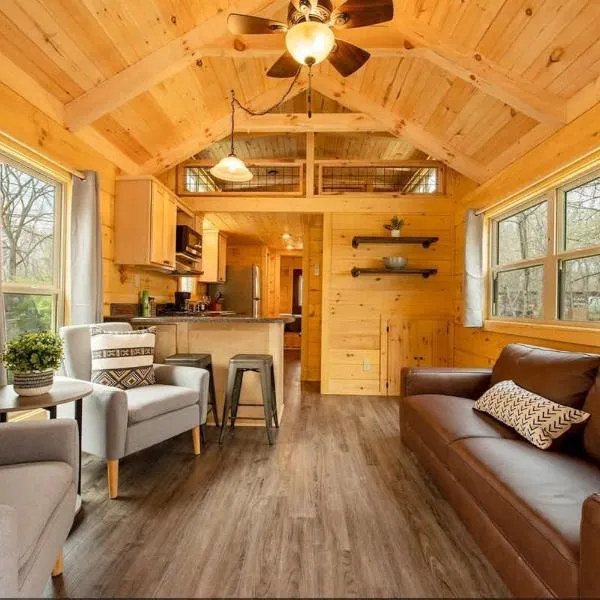 Meg Cabin Tiny Rustic Comfort On Lookout Mtn, hótel í Chattanooga