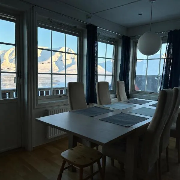 Apartments with Panoramic Views, Hotel in Longyearbyen