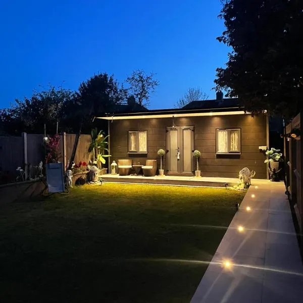 Family cottage, Hotel in Epsom