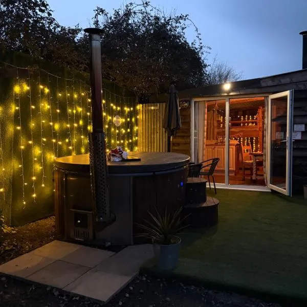 Bridie -rose rural shepherd hut , sleeps 4 with wood fuel hot tub -mini safari -on your doorstep small exotic animals, Hotel in Kington