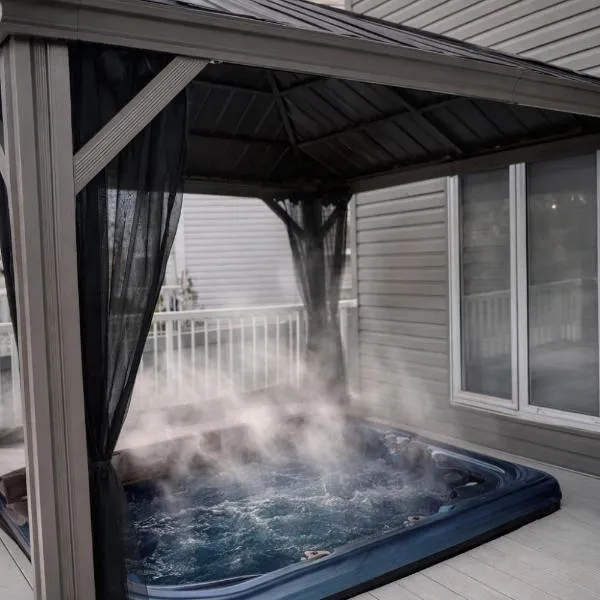 Luxury Getaway Hot Tub Pool Table Central AC, готель у місті Едмонтон