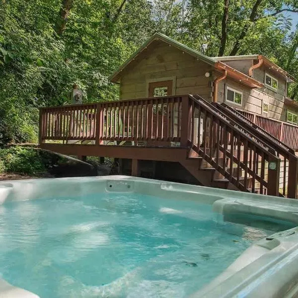 Ryon Tiny Home Cabin City-side Rustic Retreat, hotel a Chattanooga
