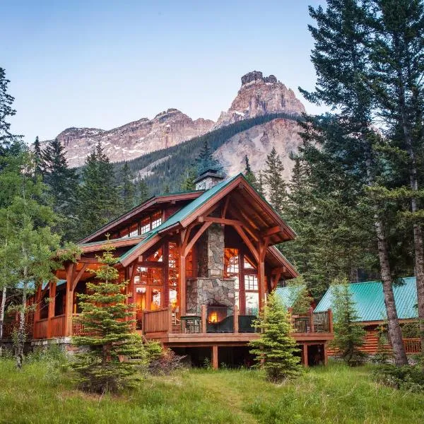 Cathedral Mountain Lodge โรงแรมในเลคหลุยส์