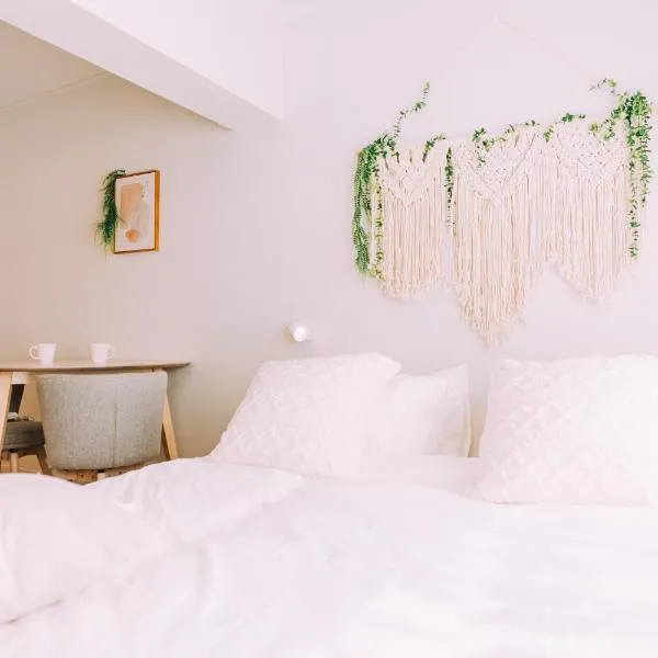 Chic Nakasu Apartment Perfect for 2 Guests, hotel din Fukuoka