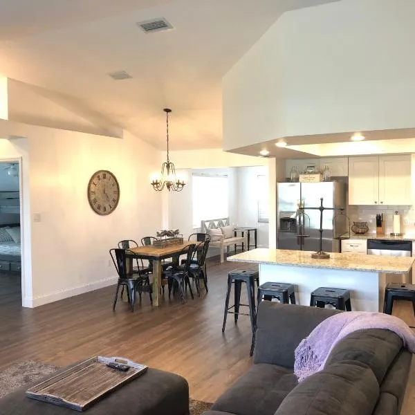 Beautiful Home across the street from Lake June! โรงแรมในเลคพลาซิด