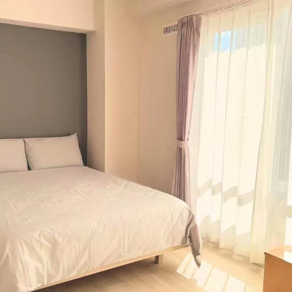 hotel gala city only 5 mins to Kokusai Street 24 square meters room, hotel en Naha