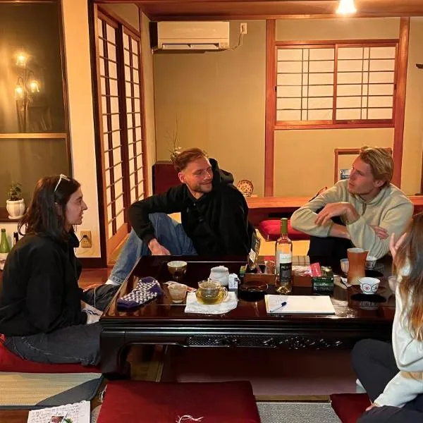 Nagasaki guesthouse Suwansou 諏訪ン荘 -Meet people, Experience local Culture, hotel u gradu 'Nagasaki'