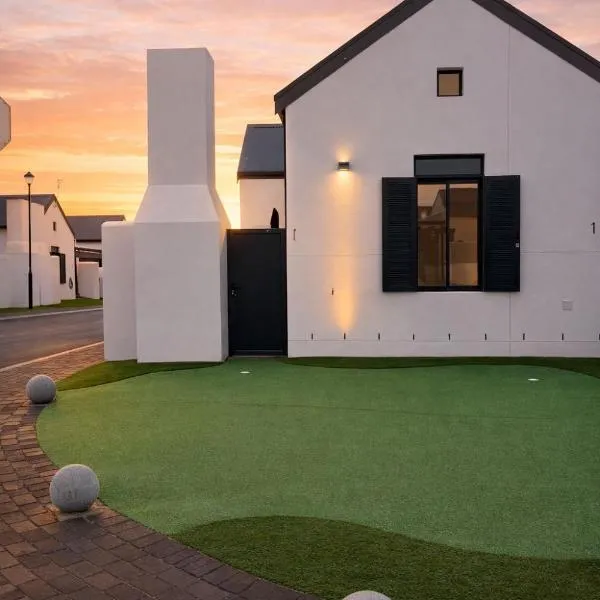 Modern Langebaan Escape with Braai & Parking: Langebaan şehrinde bir otel