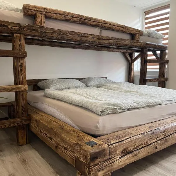 Moderní apartmán Krupka pro 4 - klidná lokalita u Krušných hor โรงแรมในBohosudov