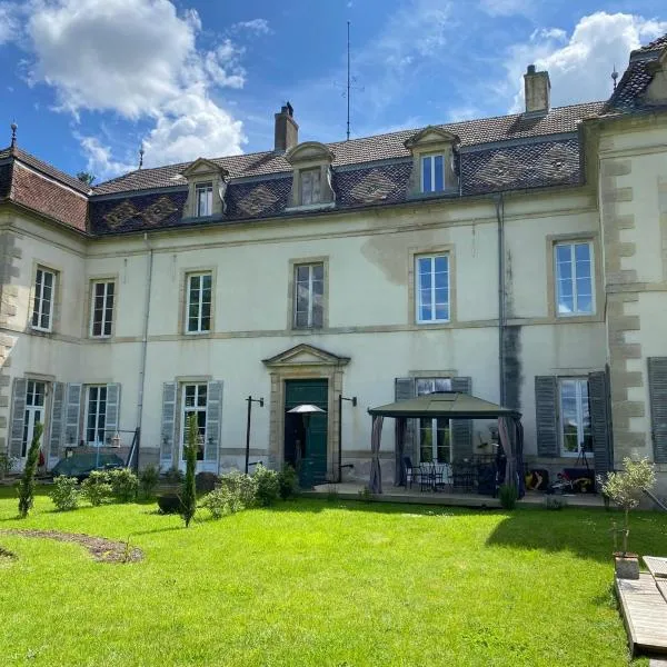 Entire Apartment in an 18th-Century Castle with Private Garden, hotel u gradu Marliens