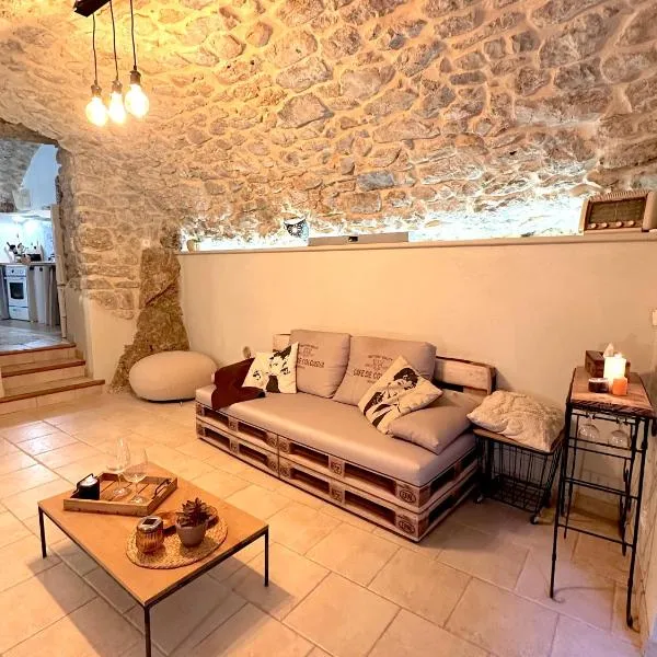 Gîte de charme au pied du Château de Brissac, hotel a Brissac