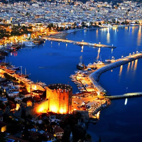 Dreamy luxury duplex villa with a special view and 300 meters of private garden, hotel in Alanya
