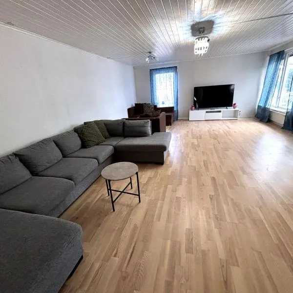 Spacious 4-Bedroom Beautiful Family Home near to the Uppsala city and nearer to the Nature, hotel en Björklinge