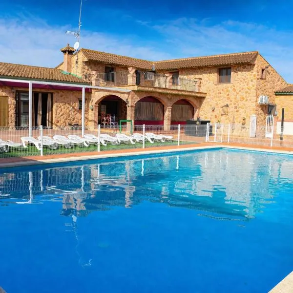 Casa Rural El Abuelo Mauri en Toledo ,finca privada sin vecinos, piscina y total libertad, Hotel in Mascaraque
