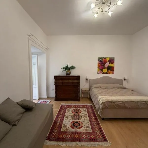 La Casa dietro l'Angolo, large two-room apartment in the center, hotel in Castellammare di Stabia