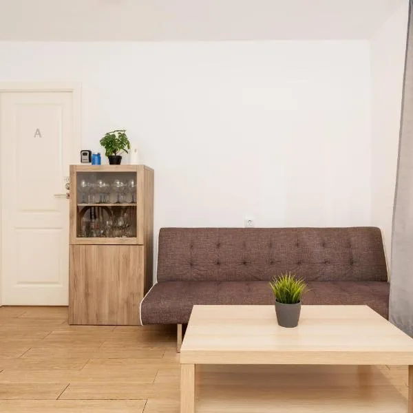 Habitaciones con baño compartido en bonito Apartamento en Badalona, hotel a Badalona