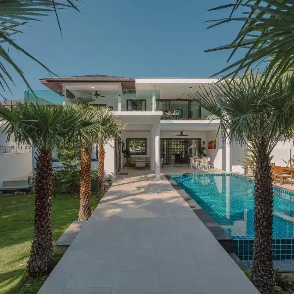 Happy Family Villa 3 -New 7 bedrooms Private Pool Villa South Phuket near beautiful beaches, Hotel in Strand Rawai