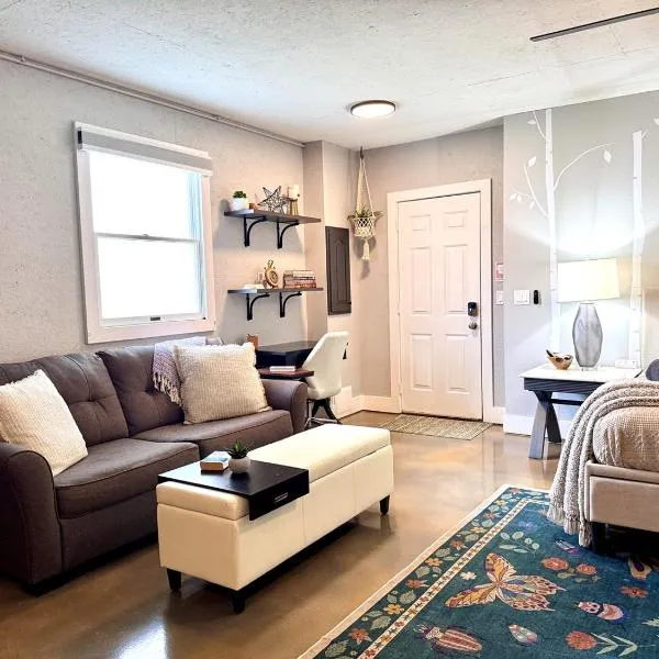 Set on peaceful 5 acres, 5 min from town, Private Building, Level 2 EV Charger, hotel u gradu 'Bloomington'