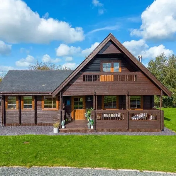 Scandi Cabin in Heart of Anglesey with Parking, hotel in Llanfairpwllgwyngyll