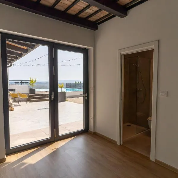 Bužinel Estate, hotel i Dobrovo