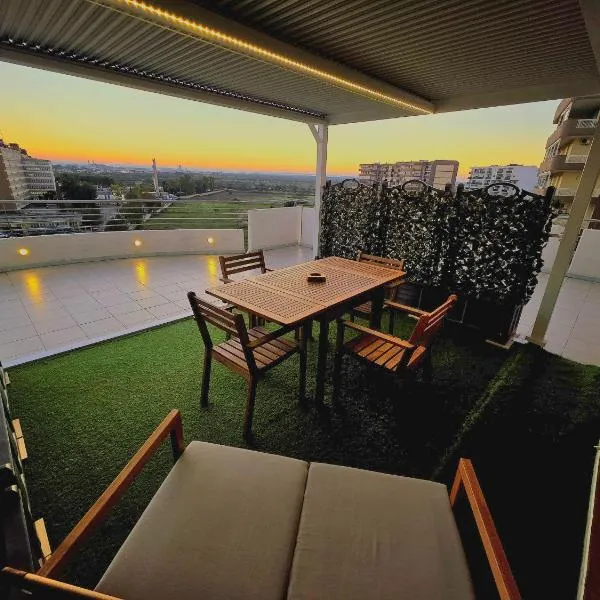 Large Private Terrace - Sleeps 6 - Close to Bari Airport - Spacious and Relaxing, viešbutis mieste Macchie