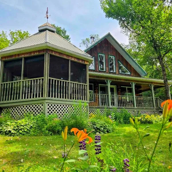 Chalet en Bois Rond au bord de l'eau - spa privé & billard - Mauricie, Portneuf - Québec、 Notre-Dame de Montaubanのホテル