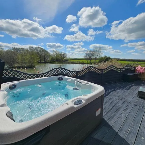 Lakefront Lodge with Hot Tub - Muscovy Lodge: Evercreech şehrinde bir otel