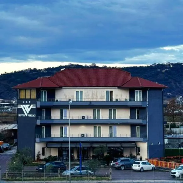 Hotel Verzaci، فندق في Rinas