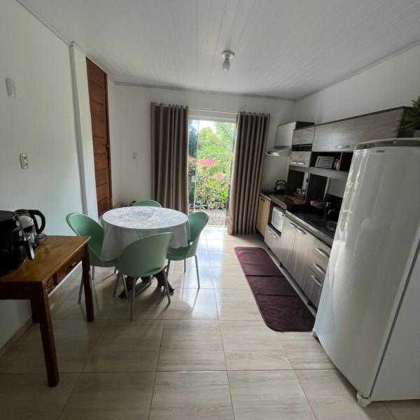 Casa completa e acolhedora, com garagem! - Foto 4