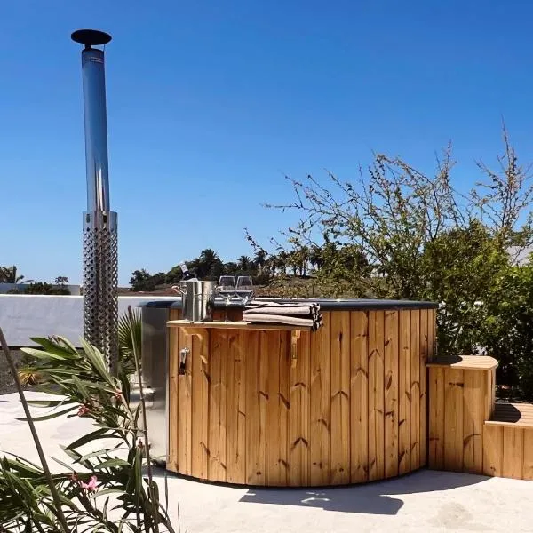 Chalet Emily Alpine Chic with Hot Tub and Ocean View, khách sạn ở Costa Teguise