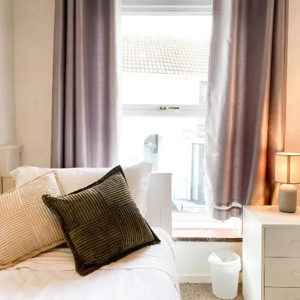 Mumbles Beachfront Escape cottage like 3BR with stone wall shower & Sea Views from the Hill, hotel i The Mumbles