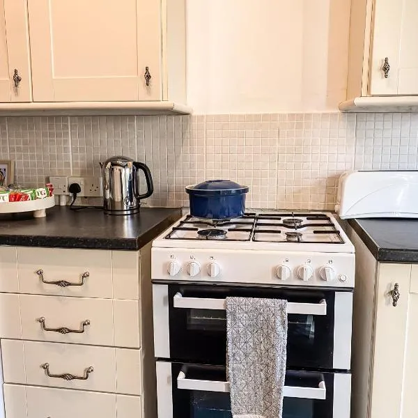 Mumbles Beachfront Escape Modern 3BR & Sea Views، فندق في ذا مامبلز