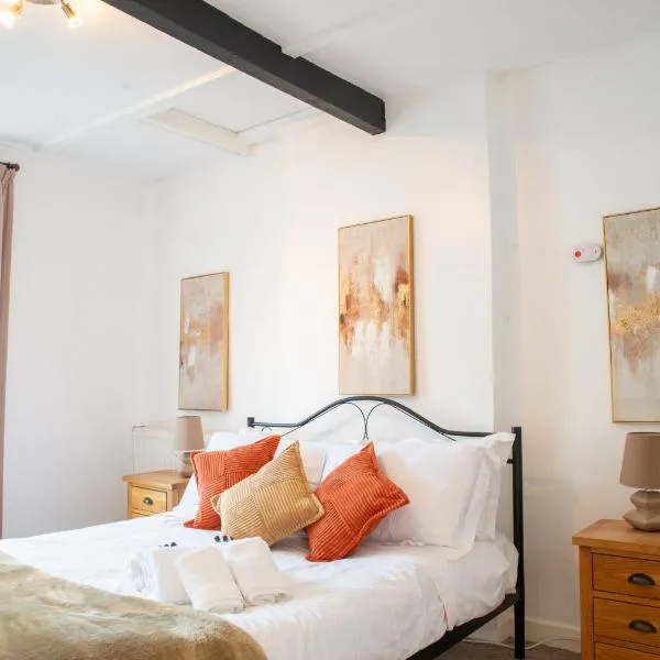 Mumbles Beachfront Escape cottage like 3BR with stone wall shower & Sea Views from the Hill, hôtel à Mumbles
