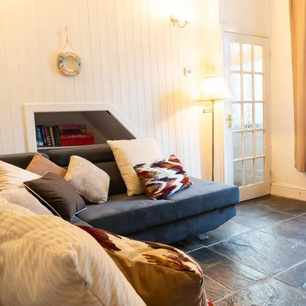 Mumbles Beachfront Escape Modern 3BR & Sea Views, מלון בדה ממבלס
