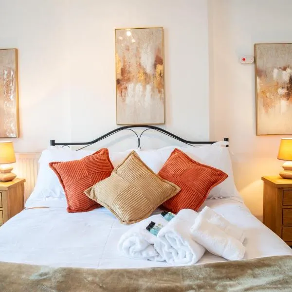 Mumbles Beachfront Escape cottage like 3BR with stone wall shower & Sea Views from the Hill โรงแรมในเดอะมัมเบิลส์