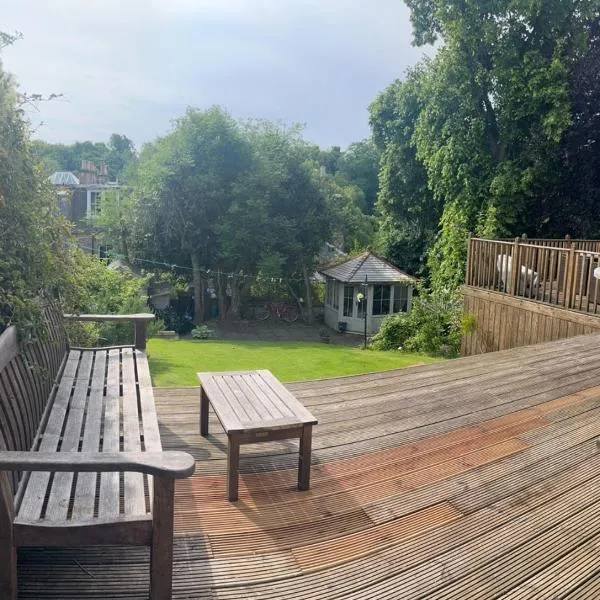 Small Private Guest cabin in lush green Dean area of Edinburgh, hôtel à Édimbourg