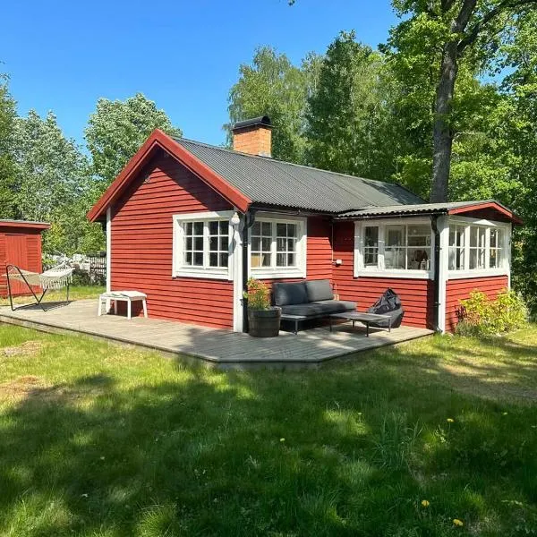 Cozy cottage with terrace, garden & nature, hotel en Kvicksund