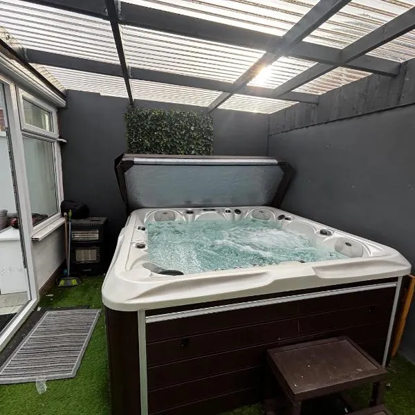 Semi Detached City Retreat - Jacuzzi - Pool Table - Driveway Parking, hotel en Cardiff