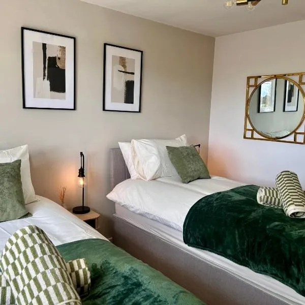 Stylish 2 Bed House - Sleeps 4 - Free Parking - Near HS2 & Drayton Manor, hotel di Wilnecote